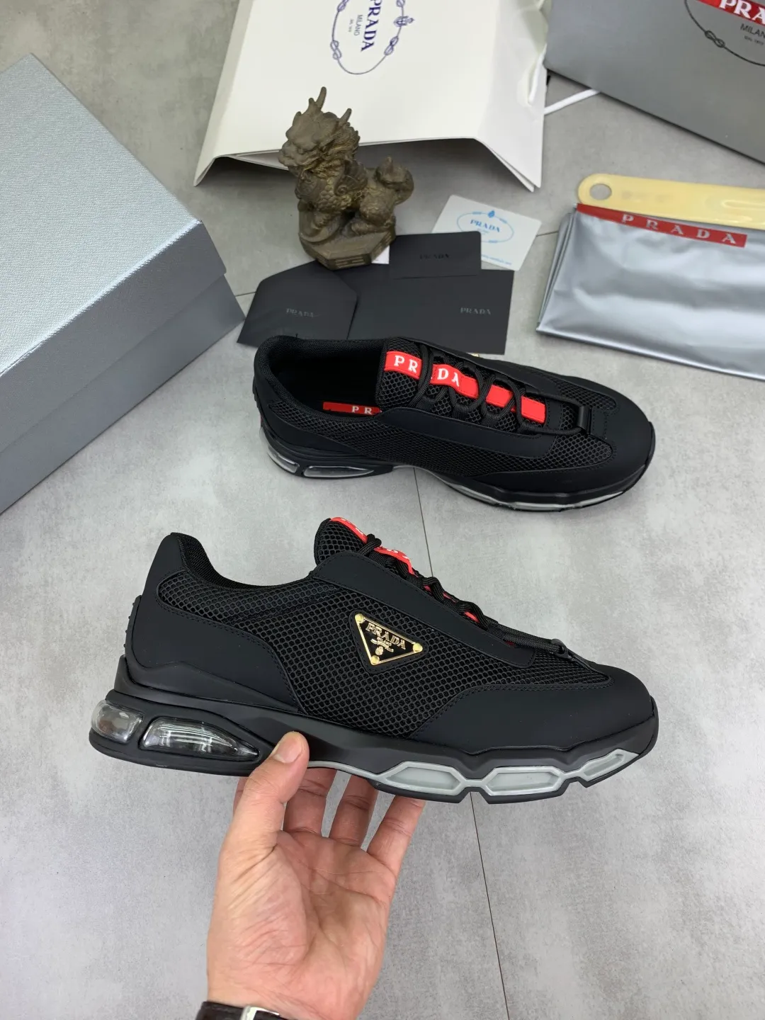 Men's men's shoes 💰P660 💰[New model] The top version is now available on the official website, 🆘 Air-cushion shock-absorbing thick-soled trendy brand (Prada) is the main popular model, avant-garde and versatile fashionable men's shoes, private version mold opening, cowhide surface splicing 1:1.. Simple fashion, original imported cowhide feet; the atmosphere and personality are more fashionable, eye-catching and pursuing class. It will subvert the old idea and be a must-have for fashion trendsetters with you! Must keep it for yourself ! Tall and comfortable, large and low, high-end quality workmanship. Size: 38-44 3️⃣colors available.